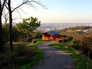 Jak planować tani wyjazd z noclegiem poza centrum: kryteria wyboru noclegu i komunikacji