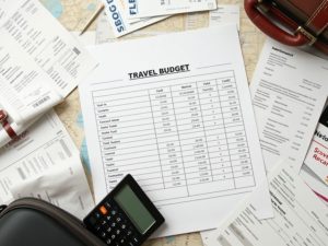 Jak rozliczyć tani wyjazd po powrocie — koszty, rachunki i zwrot w praktyce